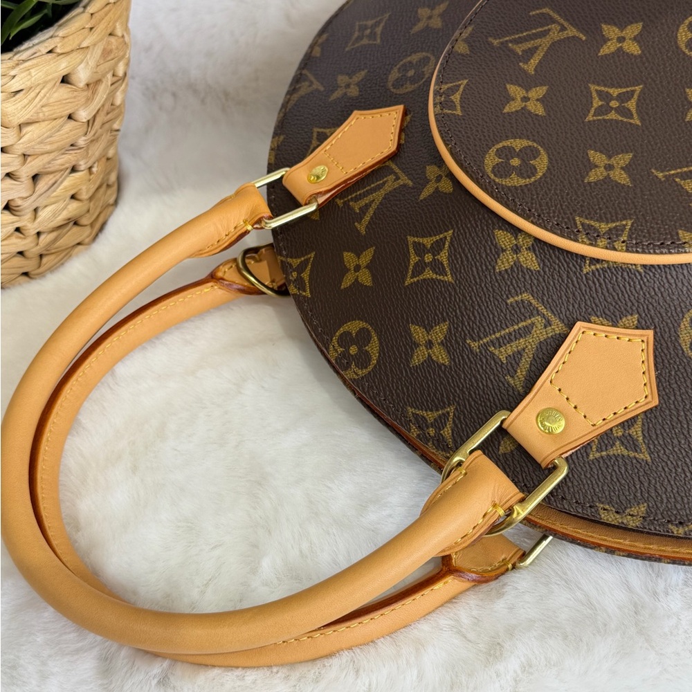 Authenticated Louis Vuitton MM Ellipse Monogram Handbag COA included - Picture 9 of 13
